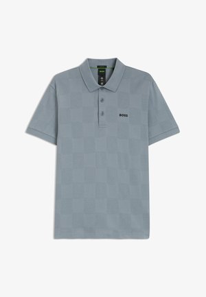Hellgraues Polohemd aus strukturiertem Stoff, mit einer Druckknopf-Leiste mit drei Knöpfen und einem dezenten quadratischen Muster. "BOSS"-Logo auf der Brust.