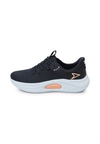 Baskets de sport noires avec tige en maille, design à lacets, semelle blanche et accents en or rose. Présente un bout arrondi et un col rembourré.
