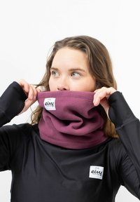 Fleece nek gaiter in diep paars, met een zachte textuur en een geplooid ontwerp. Zwarte lange mouwen top met een logo patch op de borst.