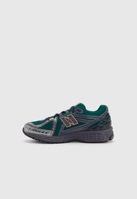 Chaussure de sport pour homme en mesh bleu sarcelle foncé avec des accents gris, dotée d'une semelle texturée, d'un renfort au niveau des orteils et d'un logo distinctif de la marque sur le côté.
