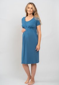 Sukienka ciążowa w kolorze teal, krótki rękaw, okrągły dekolt, marszczony detal w talii. Miękki, elastyczny materiał, do kolan, z falbaniastym dołem.