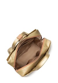 Sac à main métallisé doré avec une texture lisse et brillante. Présente un accent en cuir beige et un intérieur spacieux avec un design ouvert et sans compartiments visibles.