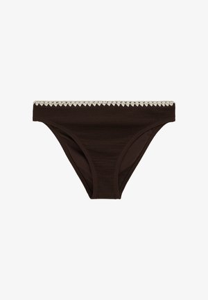 Bas de bikini texturé marron foncé avec un bord tressé blanc le long de la ceinture, posé à plat sur un fond blanc.