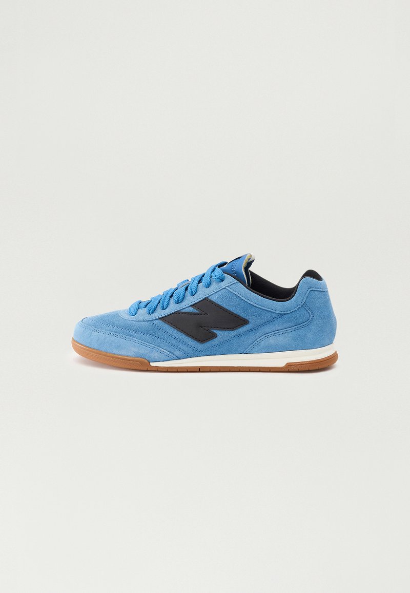 Adidași din suede albastru cu logo negru, guler căptușit și talpă din cauciuc gri. Prezintă cusături contrastante și panouri texturate.