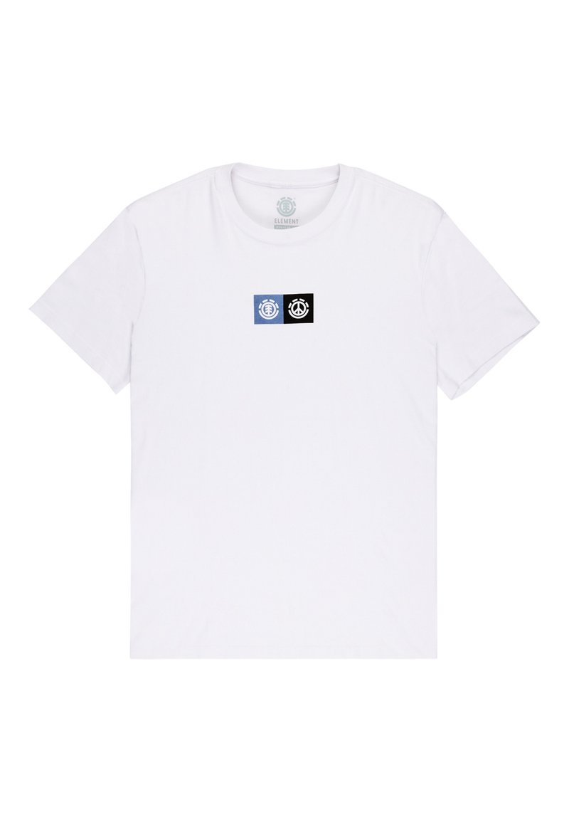 Camiseta de algodón blanca con un gráfico rectangular que presenta un logotipo azul a la izquierda y un logotipo negro a la derecha, centrado en el pecho.