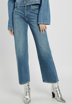 - Wide leg