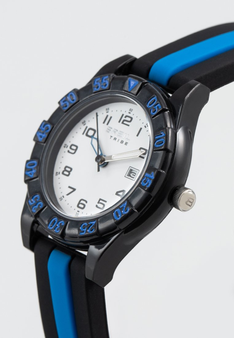 Reloj deportivo negro y azul con esfera blanca, marcadores numéricos, ventana de fecha y tres agujas que marcan las 2:50:00.