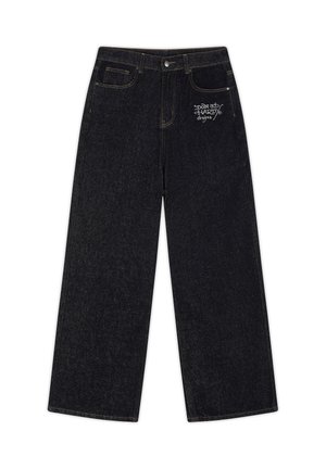 Zwarte jeans met wijde pijpen, vijf zakken, knoopsluiting en een klein wit logo met de tekst "Don Ed Hardy designs" op het rechterdijbeen.