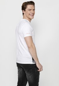 Koroshi SHORT SLEEVE - Apdrukāts T-krekls - blanco white