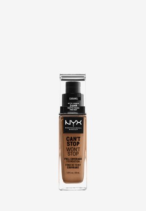 Bouteille de fond de teint avec un corps rectangulaire transparent. L'étiquette indique "NYX Can't Stop Won't Stop," teinte "Caramel," finition mate, 30 mL. Capuchon noir à pompe.