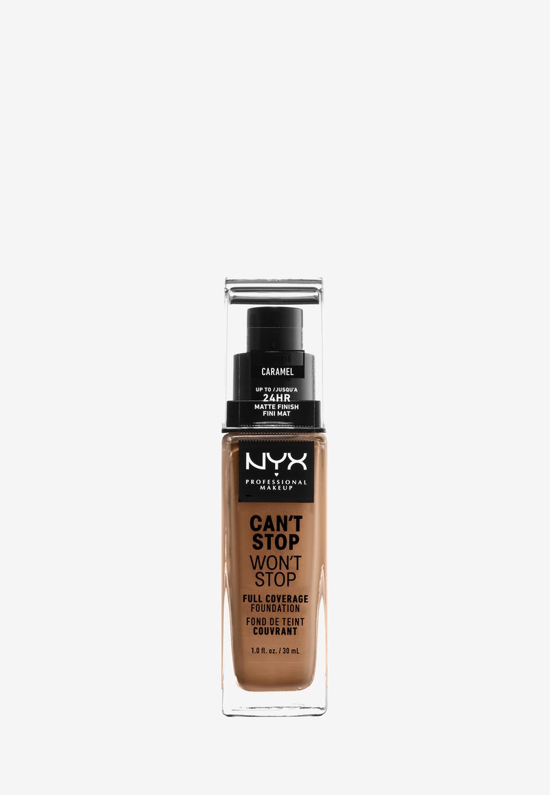 Bouteille de fond de teint avec un corps rectangulaire transparent. L'étiquette indique "NYX Can't Stop Won't Stop," teinte "Caramel," finition mate, 30 mL. Capuchon noir à pompe.