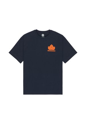 T-shirt in cotone blu navy con un grafica di una foglia arancione a contrasto e la parola "Element" sotto nella parte sinistra del petto. Maniche corte.