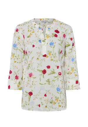 Witte bloemenblouse met rode, blauwe en gele bloemen, groene bladeren, driekwart mouwen en een halslijn met knopen.