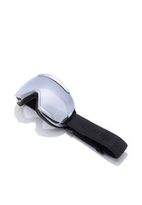 Suusaprillid kõverate heledate hallide läätsedega, hõbedased detailid ja must elastne rihm, millel on reljeefne tekst "HAWKERS".