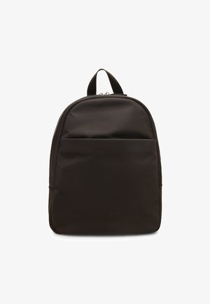 Czarny plecak z nylonu z zaokrąglonym wierzchem, przednią kieszenią na zamek błyskawiczny oraz podwójnymi ramiączkami. Gładka tekstura z minimalistycznym wzornictwem.