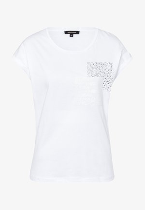 Hvid kortærmet dameshirt med rund halsudskæring, med to dekorative firkantede lapper med palietter og små sølvnitter på brystet.