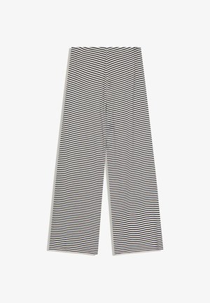Prúžkové široké nohavice v čiernobielom farebnom prevedení, s vertikálnymi pruhmi, hladkou textúrou a pohodlným, voľne plynúcim strihom.