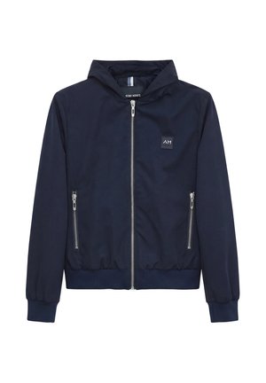 Veste à capuche bleu marine avec fermeture éclair devant, deux poches latérales zippées, poignets et ourlet élastiques, et un petit patch logo sur la poitrine.