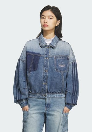 Jeans jakna s dvobarvno shemo, z temno in svetlo modrimi odseki, zapenjanjem na gumbe in elastičnim pasom, z logotipom na žepu.