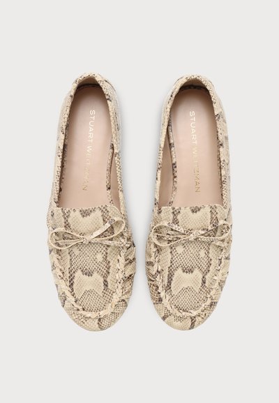 Paire de mocassins beige à motif peau de serpent avec détail nœud et marquage "Stuart Weitzman" à l'intérieur.