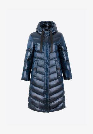 Abrigo acolchado azul marino brillante con capucha, que presenta patrones de acolchado vertical y horizontal, cordones negros y dos bolsillos laterales.