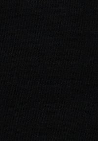 Czarna tkanina o gładkiej, równej strukturze i jednolitym wzorze dzianiny, używana do odzieży lub akcesoriów.