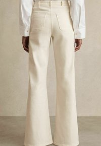 Reiss SAKURA PATCH POCKET - Flared Jeans - ecru