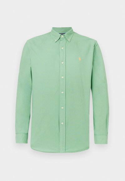 Camisa de botão de manga longa verde clara com colarinho abotoado e pequeno logotipo bordado no lado esquerdo do peito.