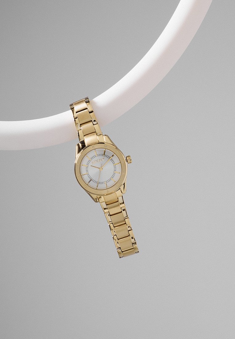 Gouden roestvrijstalen horloge met een witte wijzerplaat en gouden markeringen, met een schakel armband ontwerp en een kroon aan de zijkant.