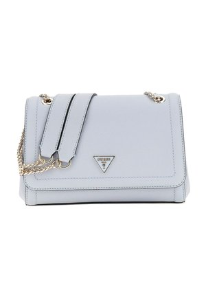 Sac à main synthétique bleu clair avec une finition texturée, bandoulière en chaîne argentée et accent logo triangulaire à l'avant. Design plat avec fermeture à rabat.