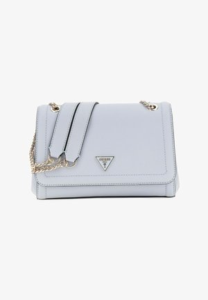 Sac à main synthétique bleu clair avec une finition texturée, bandoulière en chaîne argentée et accent logo triangulaire à l'avant. Design plat avec fermeture à rabat.