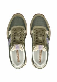 Olivgrüne Sneakers aus Mesh- und Veloursmaterialien, mit weißen Akzenten und einem lila Logo. Sie haben runde Schnürsenkel und eine strukturierte Gummisohle.