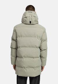 Helle graue Puffjacke mit Kapuze, ausgestattet mit einem gesteppten Design, elastischen Bündchen und einer Akzentkante auf dem Rücken.