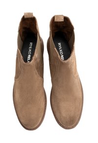 Botas de tobillo de ante marrón con punta redonda, paneles laterales elásticos y suela de goma marrón. El interior cuenta con un forro suave y branding.