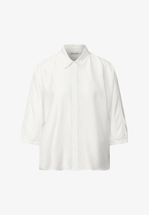 Hvid bluse med korte ærmer, knaplukning fortil, klassisk krave og rynkede manchetter. Fremstillet af blødt stof med en glat tekstur.