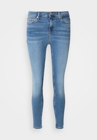 Jeans ajustados de mezclilla azul claro, con un diseño clásico de cinco bolsillos, un ligero desvanecimiento y un cierre de botón seguro en la cintura.