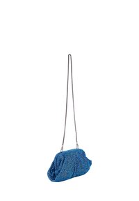 Kék gyöngyös clutch táska textúrált, összegyűrt kialakítással, ezüst láncszíjjal és kerek formával a biztonságos zárás érdekében.