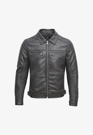 Zwart leren jack met een kraag, een ritssluiting aan de voorkant en twee ritszakken op de borst. Bevat een doorgestikte textuur op de mouwen.