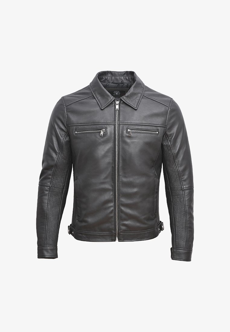 Czarna skórzana kurtka z kołnierzykiem, zamkiem błyskawicznym z przodu oraz dwiema kieszeniami na piersiach z zamkiem. Posiada pikowane wykończenie na rękawach.