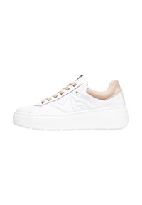 Białe sneakersy z teksturowaną cholewką, różowo-beżowymi akcentami na pięcie i złotymi oczkami. Gruba biała podeszwa z poziomymi nacięciami.