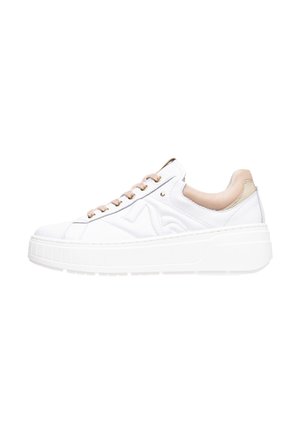 Bílé sneakers s texturovaným svrškem, růžovo-bežovými akcenty na patě a zlatými očky. Tlustá bílá podrážka s vodorovnými drážkami.