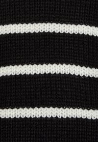 Schwarzer Strickstoff mit horizontalen weißen Streifen. Die Textur ist gerippt mit einem weichen Aussehen und einem gleichmäßigen Stichmuster.