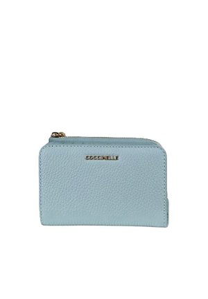 Portefeuille en cuir texturé bleu clair avec fermeture éclair dorée et petit logo de marque doré au centre devant.