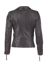 Tummanruskea nahkatakki, jossa on muotoiltu siluetti, teksturoituja yksityiskohtia, tilkkupatch yksityiskohtia hartioissa ja vetoketjulliset hihansuut.