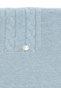 Textil de punto en azul claro con patrón de trenzado en la parte superior, que presenta un acento de botón plateado. Textura suave, acabado liso.