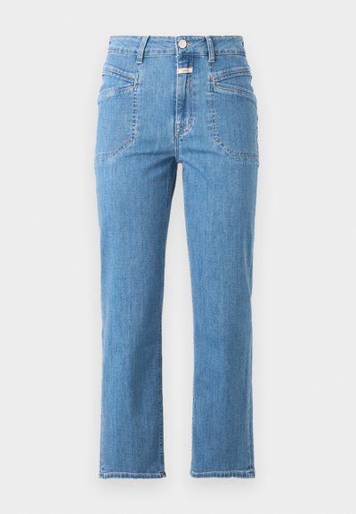 Jean en denim bleu clair à coupe droite, taille haute, poches avant, passants de ceinture et fermeture par boutons.