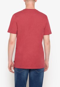 Rød bomulds T-shirt med rund hals, korte ærmer og lige pasform; ensfarvet design uden mønstre eller detaljer.