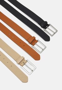 Cuatro cinturones de cuero en negro, marrón claro, marrón y beige con hebillas rectangulares de plata. Cada cinturón tiene muescas para un ajuste ajustable.
