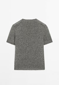 Szara dzianinowa koszulka z krótkim rękawem, o okrągłym dekolcie i subtelną fakturą. Charakteryzuje się luźnym krojem i lekko wydłużonym tylnym obszyciem.