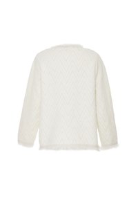 Cardigan bianco e soffice con motivo a spina di pesce e bordi sfilacciati. Il design include maniche lunghe e una vestibilità ampia.